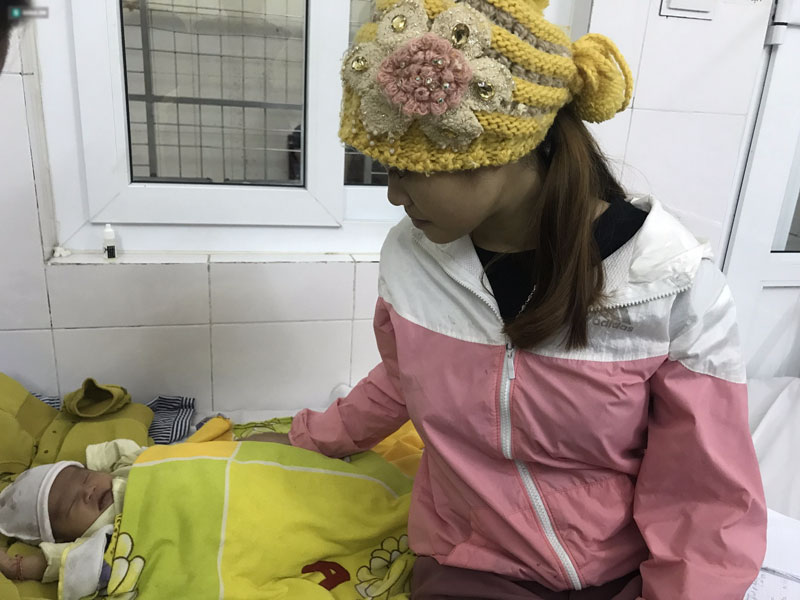 Nhỏ sữa chữa đau mắt, mẹ chết lặng vì con thủng giác mạc, nổi bong bóng mắt