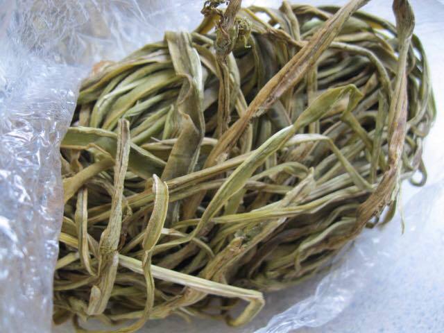 Rau khô như nắm cỏ: 500 ngàn/kg, xếp hàng nửa tháng chờ mua