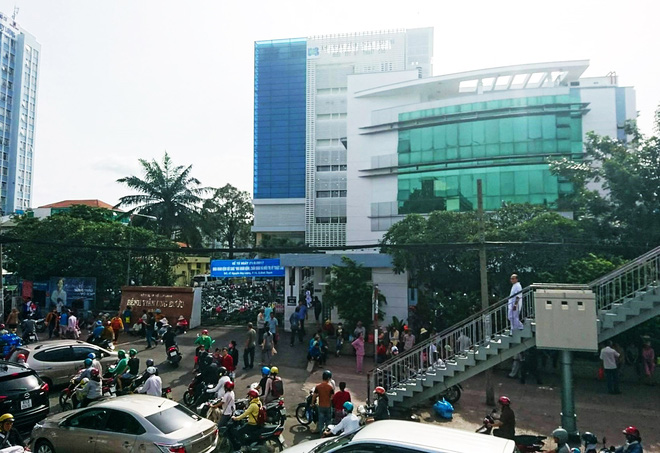 Dẫn hai con đi khám bệnh, sản phụ bất ngờ đau bụng, đẻ luôn con trai thứ ba để ở bệnh viện rồi... mất tích