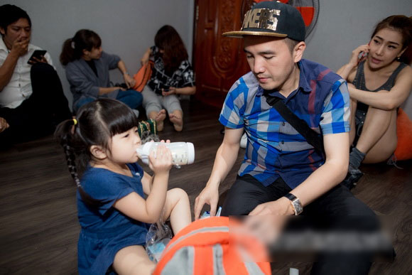 Dương Ngọc Thái được vợ con tháp tùng đi tập nhạc Dương Ngọc Thái được vợ con tháp tùng đi tập nhạc