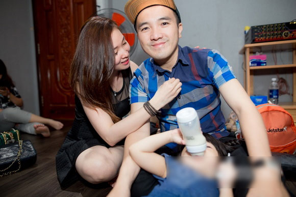 Dương Ngọc Thái được vợ con tháp tùng đi tập nhạc