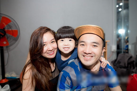 Dương Ngọc Thái được vợ con tháp tùng đi tập nhạc Dương Ngọc Thái được vợ con tháp tùng đi tập nhạc