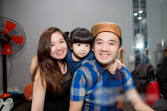Dương Ngọc Thái được vợ con tháp tùng đi tập nhạc Dương Ngọc Thái được vợ con tháp tùng đi tập nhạc