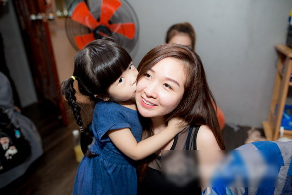 Dương Ngọc Thái được vợ con tháp tùng đi tập nhạc Dương Ngọc Thái được vợ con tháp tùng đi tập nhạc