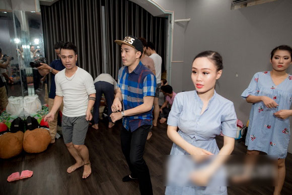 Dương Ngọc Thái được vợ con tháp tùng đi tập nhạc Dương Ngọc Thái được vợ con tháp tùng đi tập nhạc