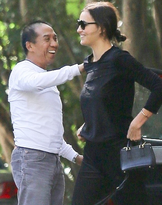 Irina Shayk để mặt mộc đi học lái xe