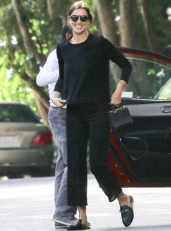 Irina Shayk để mặt mộc đi học lái xe