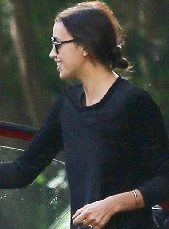 Irina Shayk để mặt mộc đi học lái xe