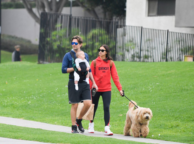 Irina Shayk để mặt mộc đi học lái xe