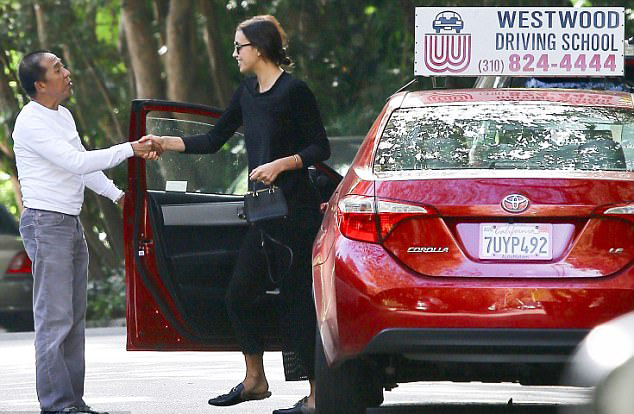 Irina Shayk để mặt mộc đi học lái xe