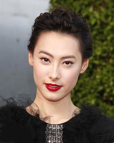 Sao nữ Trung Quốc gây sốc khi dùng cơm với đại gia 1 tiếng mà hôn nhau đến 33 lần