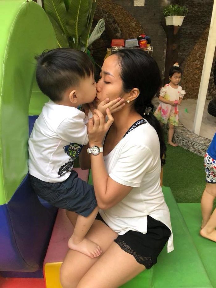 Sau ồn ào làm đại sứ cho lô hàng 11 tỷ, Ốc Thanh Vân khoe ảnh hạnh phúc cùng các con