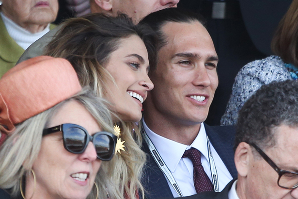 Con gái Michael Jackson quấn quýt bên hot boy ở Australia