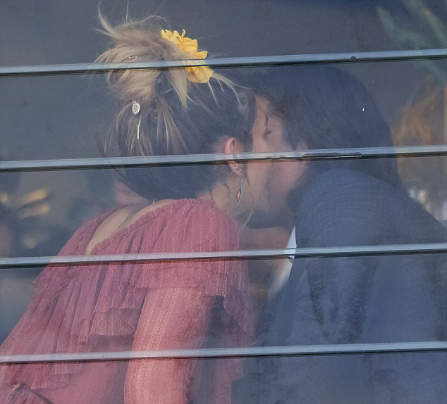 Con gái Michael Jackson quấn quýt bên hot boy ở Australia