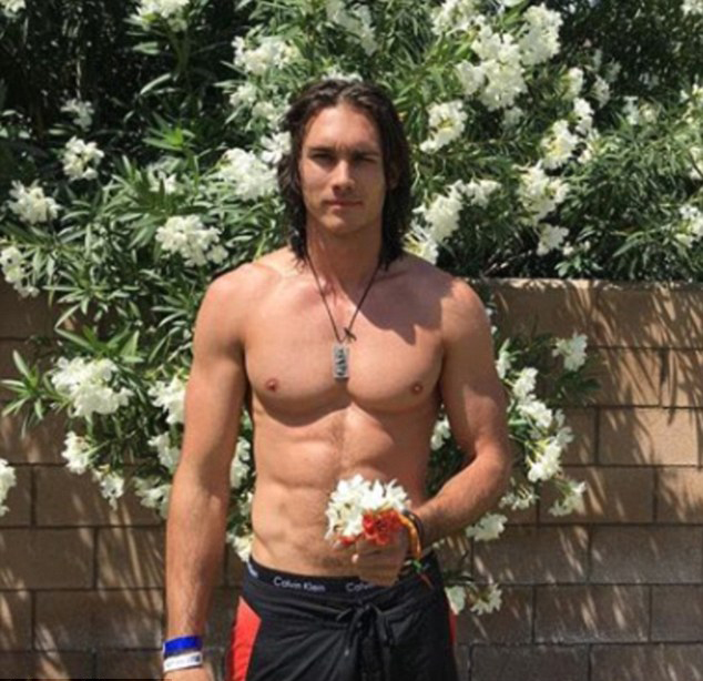 Con gái Michael Jackson quấn quýt bên hot boy ở Australia