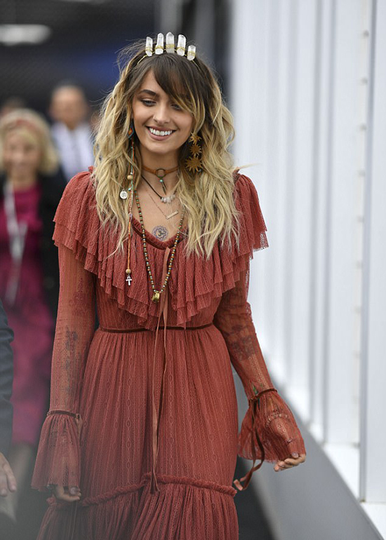 Con gái Michael Jackson quấn quýt bên hot boy ở Australia