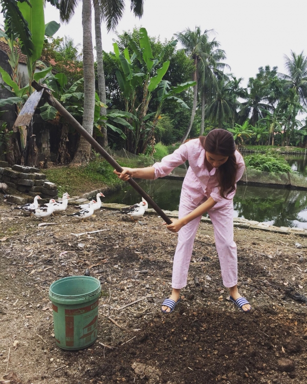 Phạm Hương lại ghi điểm với hình ảnh giản dị diện đồ bộ cuốc đất ở quê nhà Phạm Hương lại ghi điểm với hình ảnh giản dị diện đồ bộ cuốc đất ở quê nhà