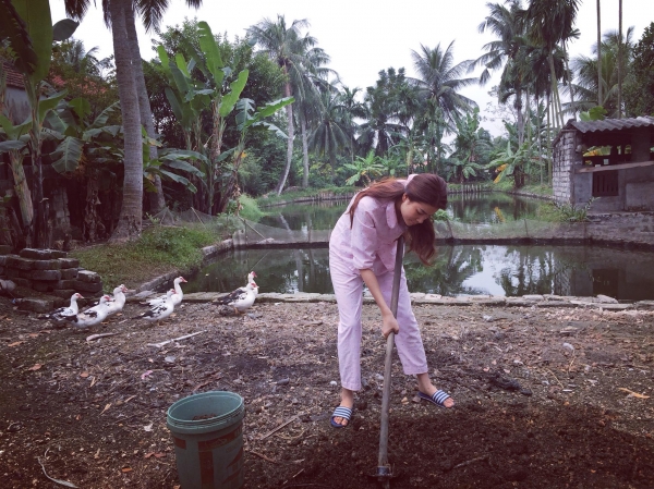 Phạm Hương lại ghi điểm với hình ảnh giản dị diện đồ bộ cuốc đất ở quê nhà Phạm Hương lại ghi điểm với hình ảnh giản dị diện đồ bộ cuốc đất ở quê nhà