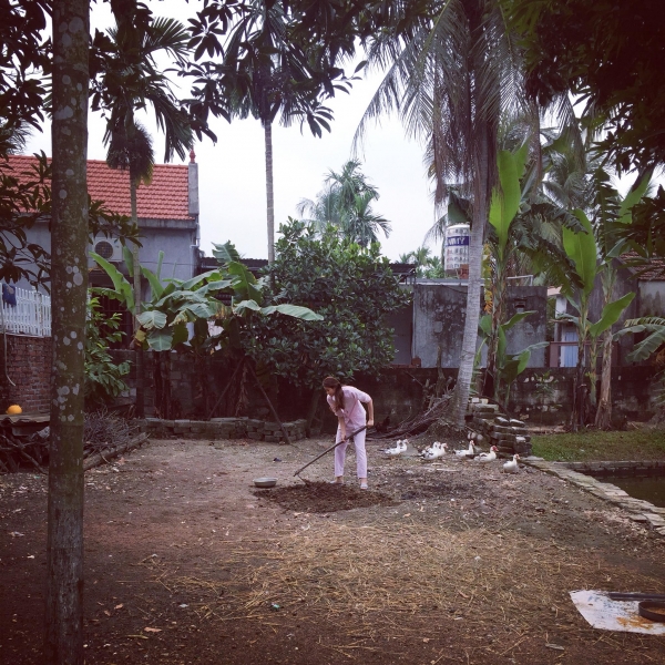 Phạm Hương lại ghi điểm với hình ảnh giản dị diện đồ bộ cuốc đất ở quê nhà Phạm Hương lại ghi điểm với hình ảnh giản dị diện đồ bộ cuốc đất ở quê nhà