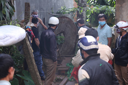 Ngửi thấy mùi hôi, kiểm tra giếng nước phát hiện thi thể