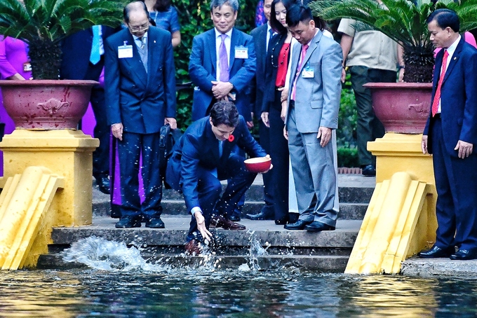 Thủ tướng Canada thăm Nhà sàn Bác Hồ