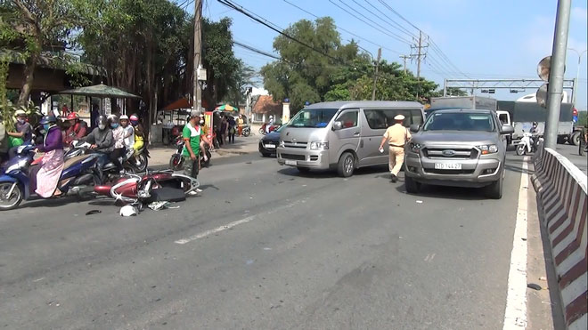 Để con nhỏ vặn ga xe máy khi chờ đèn đỏ, hai mẹ con bị ô tô tông văng hơn 10m nguy kịch