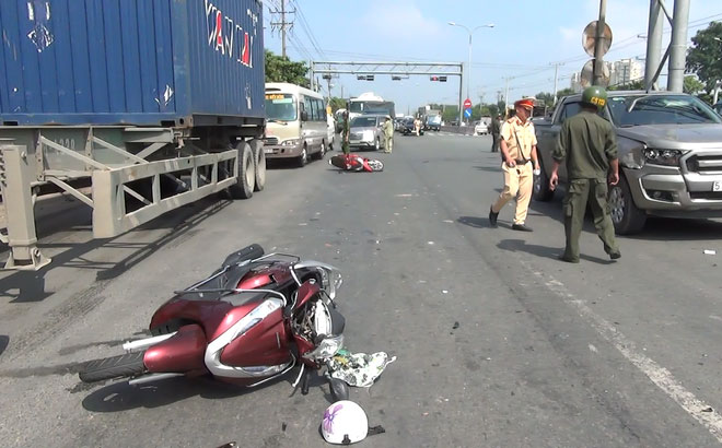 Để con nhỏ vặn ga xe máy khi chờ đèn đỏ, hai mẹ con bị ô tô tông văng hơn 10m nguy kịch Để con nhỏ vặn ga xe máy khi chờ đèn đỏ, hai mẹ con bị ô tô tông văng hơn 10m nguy kịch