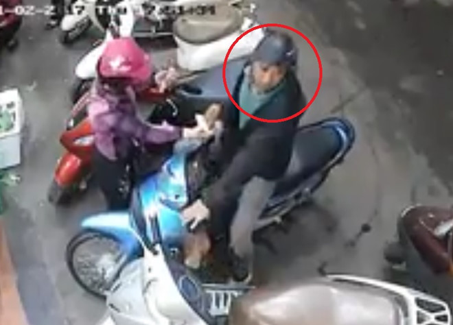 Nữ chủ xe tay ga tố kẻ gian trộm ví trong cốp ở chỗ đông người