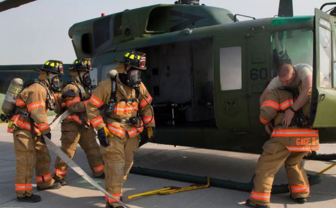 Vì sao trên trực thăng quân sự Mỹ có… gạt tàn thuốc lá?