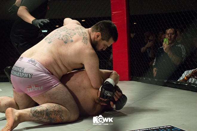 Võ sĩ cụt tay mất 11 giây để trở thành nhà vô địch MMA thế giới