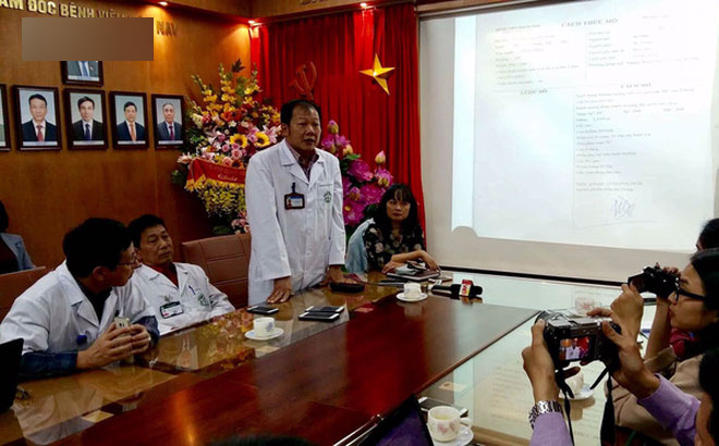 Bác sĩ BV Bạch Mai nói như muốn khóc khi họp báo vụ triệt sản rồi vẫn có thai Bác sĩ BV Bạch Mai nói như muốn khóc khi họp báo vụ triệt sản rồi vẫn có thai