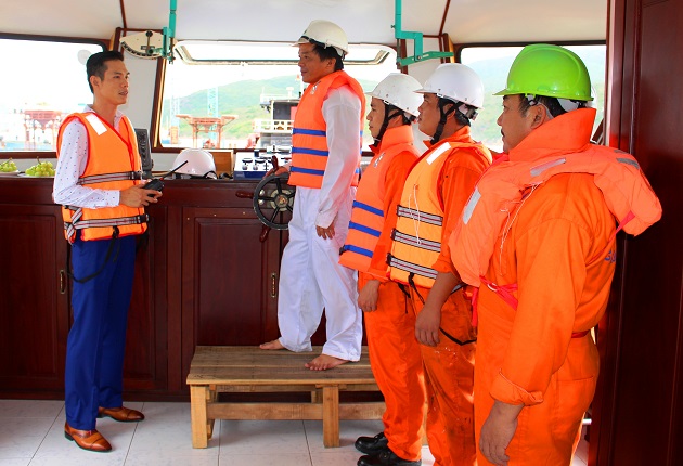 Bão nuốt 8 tàu hàng: Đội tàu liều mình vượt sóng cao 7m cứu người