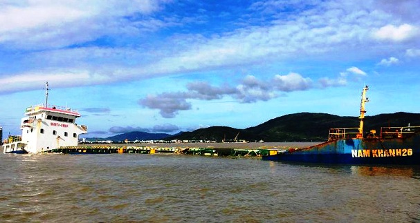 Bão nuốt 8 tàu hàng: Đội tàu liều mình vượt sóng cao 7m cứu người