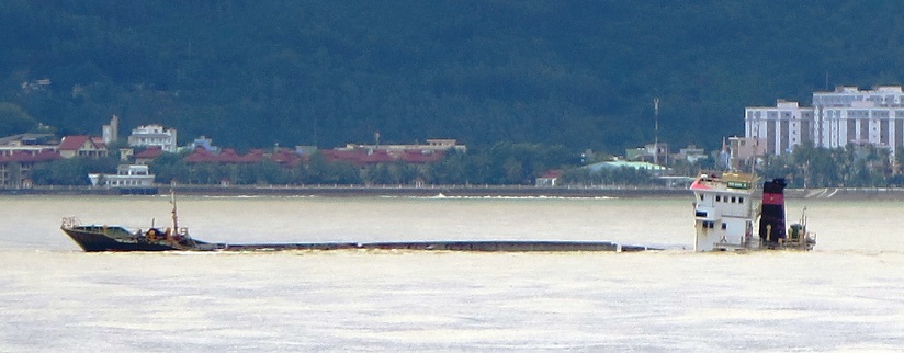 Bão nuốt 8 tàu hàng: Đội tàu liều mình vượt sóng cao 7m cứu người