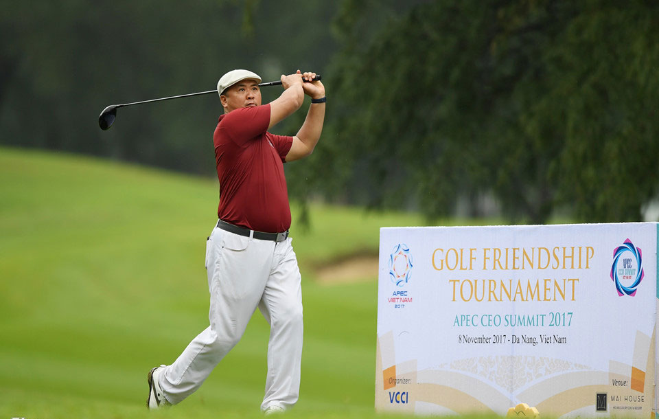 Hơn 100 CEO dự APEC đánh golf dưới mưa tầm tã ở Hội An