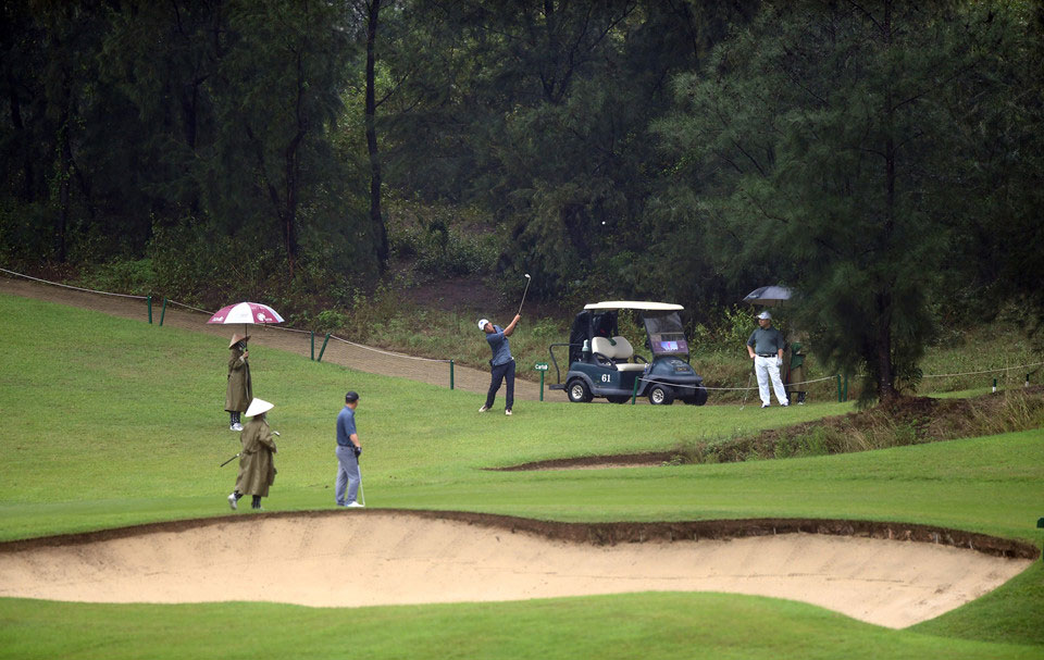 Hơn 100 CEO dự APEC đánh golf dưới mưa tầm tã ở Hội An