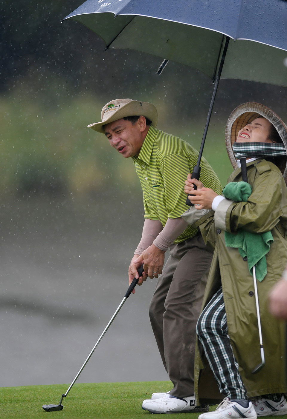 Hơn 100 CEO dự APEC đánh golf dưới mưa tầm tã ở Hội An