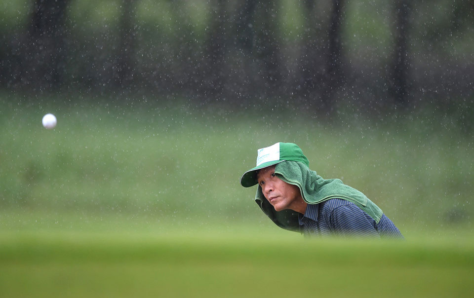 Hơn 100 CEO dự APEC đánh golf dưới mưa tầm tã ở Hội An