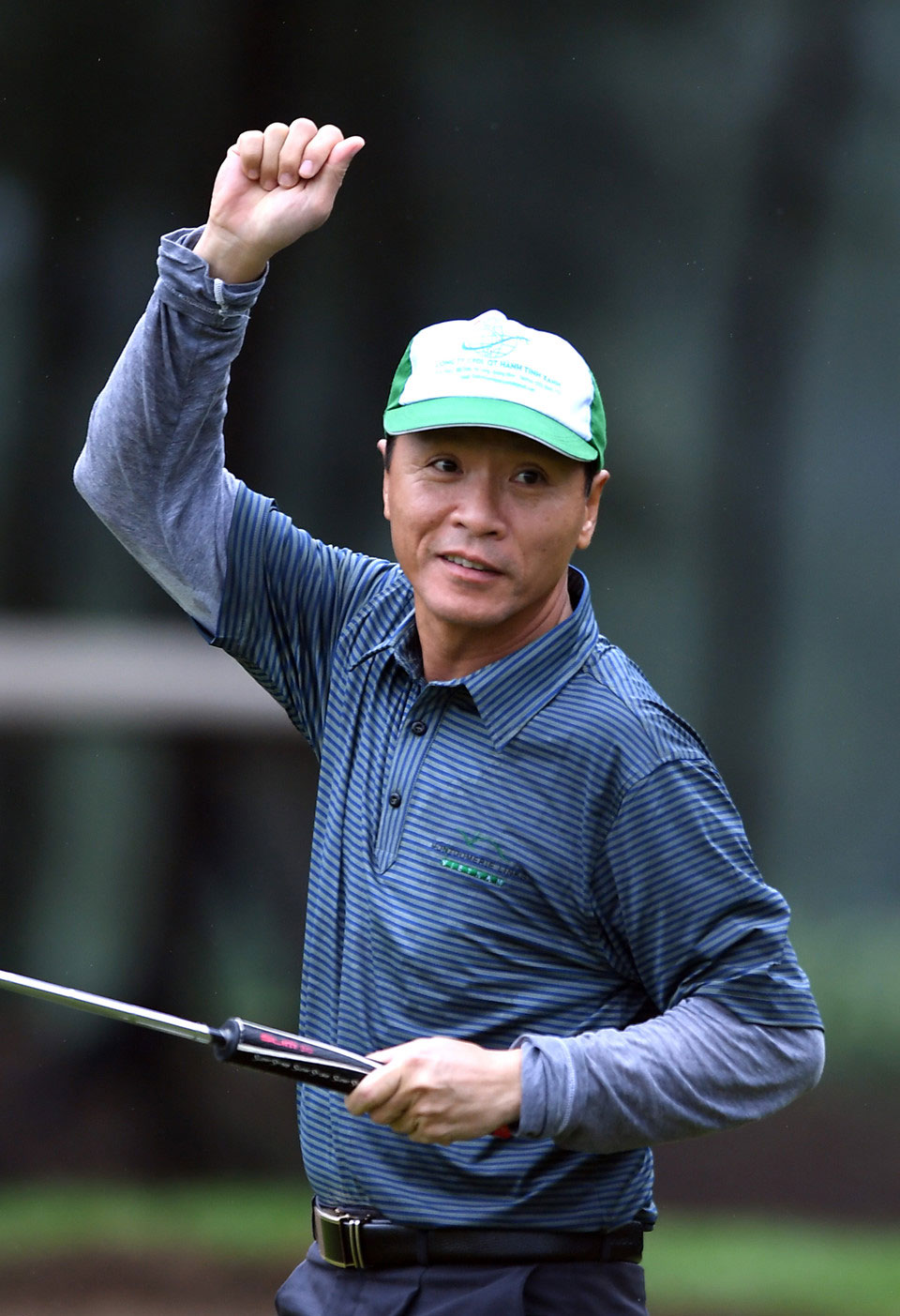 Hơn 100 CEO dự APEC đánh golf dưới mưa tầm tã ở Hội An