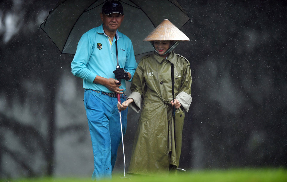 Hơn 100 CEO dự APEC đánh golf dưới mưa tầm tã ở Hội An