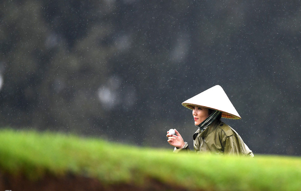 Hơn 100 CEO dự APEC đánh golf dưới mưa tầm tã ở Hội An