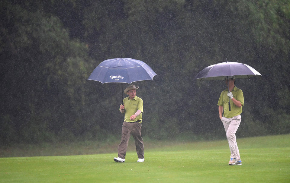 Hơn 100 CEO dự APEC đánh golf dưới mưa tầm tã ở Hội An