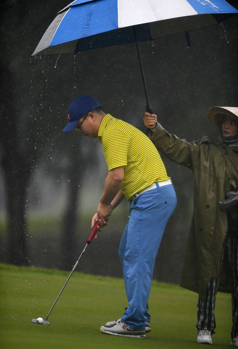 Hơn 100 CEO dự APEC đánh golf dưới mưa tầm tã ở Hội An