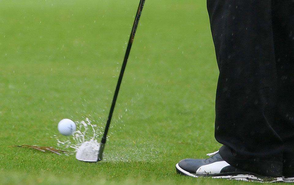 Hơn 100 CEO dự APEC đánh golf dưới mưa tầm tã ở Hội An