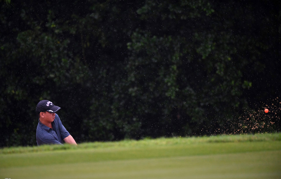 Hơn 100 CEO dự APEC đánh golf dưới mưa tầm tã ở Hội An