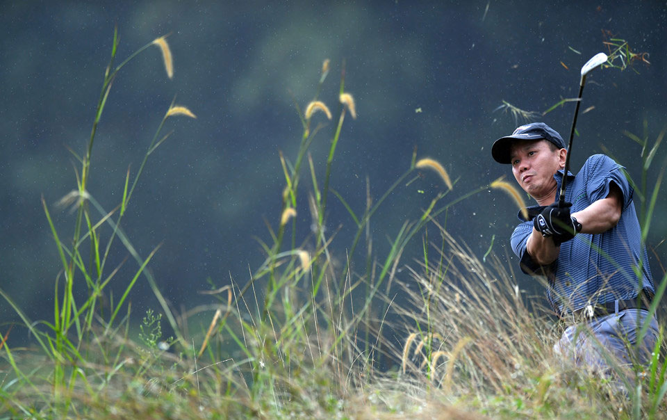 Hơn 100 CEO dự APEC đánh golf dưới mưa tầm tã ở Hội An