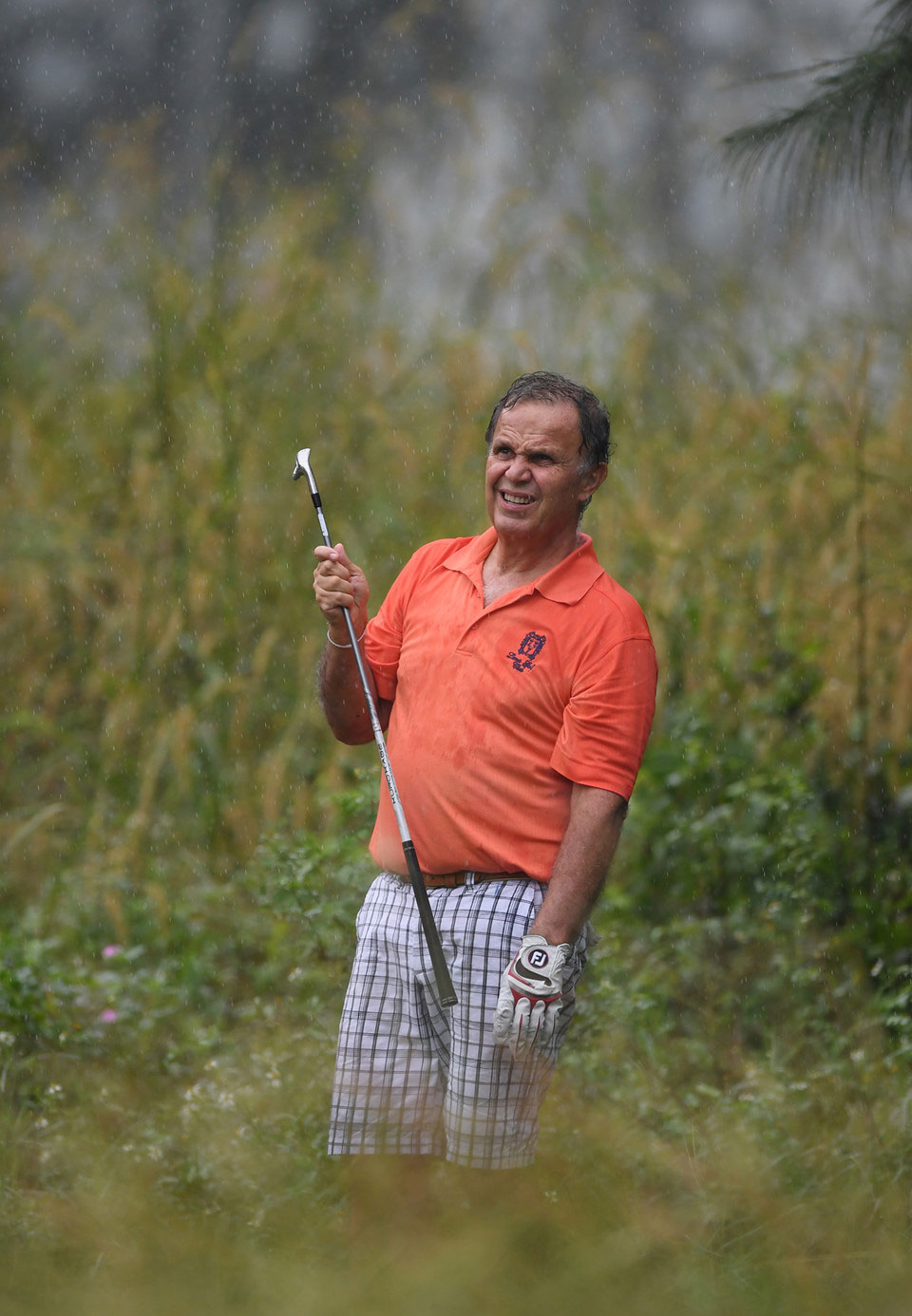 Hơn 100 CEO dự APEC đánh golf dưới mưa tầm tã ở Hội An