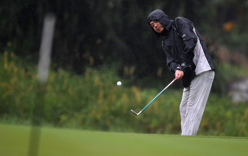 Hơn 100 CEO dự APEC đánh golf dưới mưa tầm tã ở Hội An