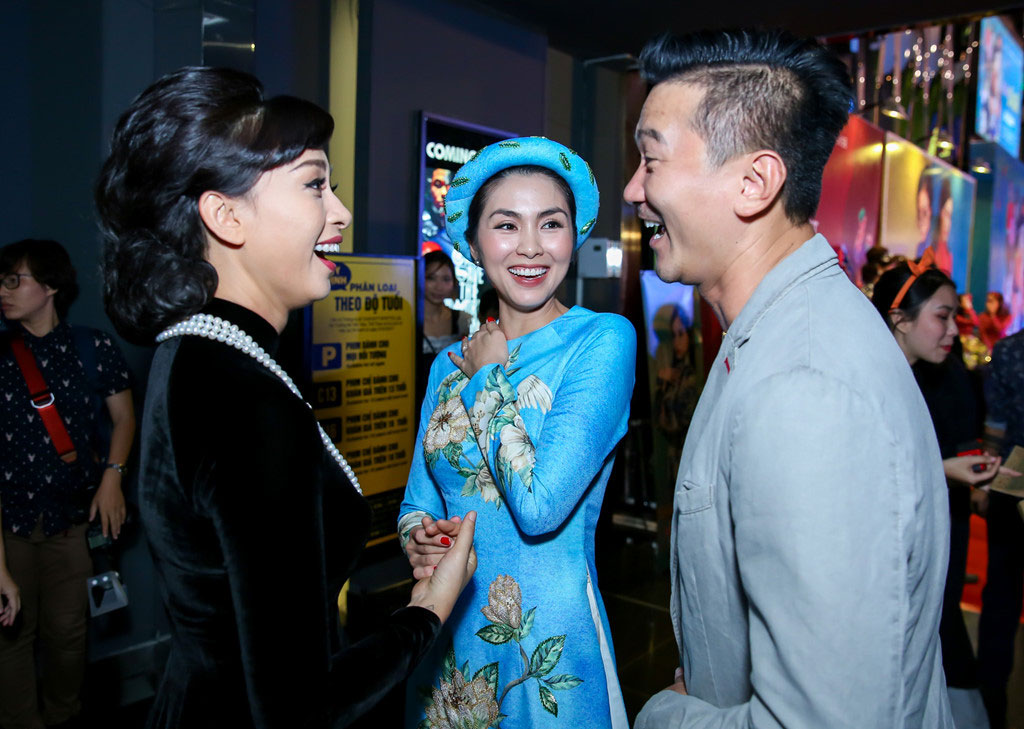 Tăng Thanh Hà cùng hội bạn thân mặc áo dài đi xem Cô Ba Sài Gòn