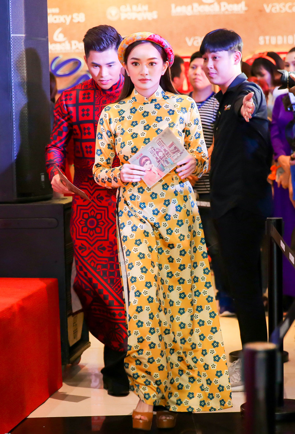 Tăng Thanh Hà cùng hội bạn thân mặc áo dài đi xem Cô Ba Sài Gòn